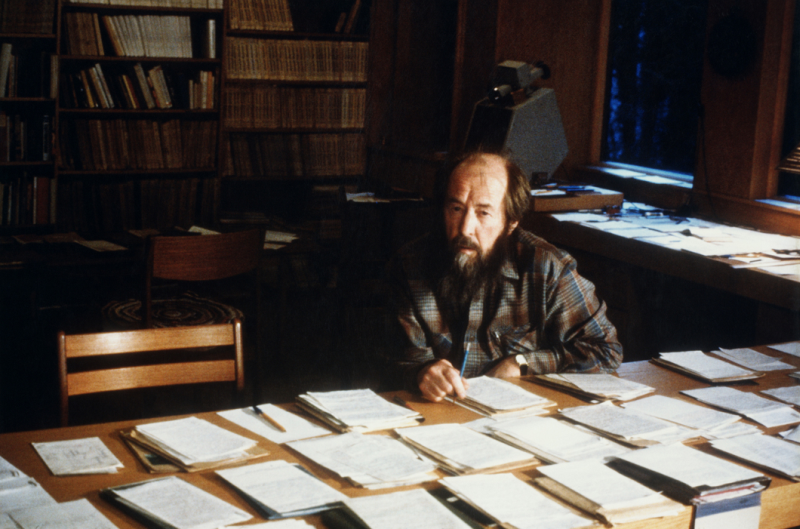 Alexandre Soljenitsyne à sa table de travail